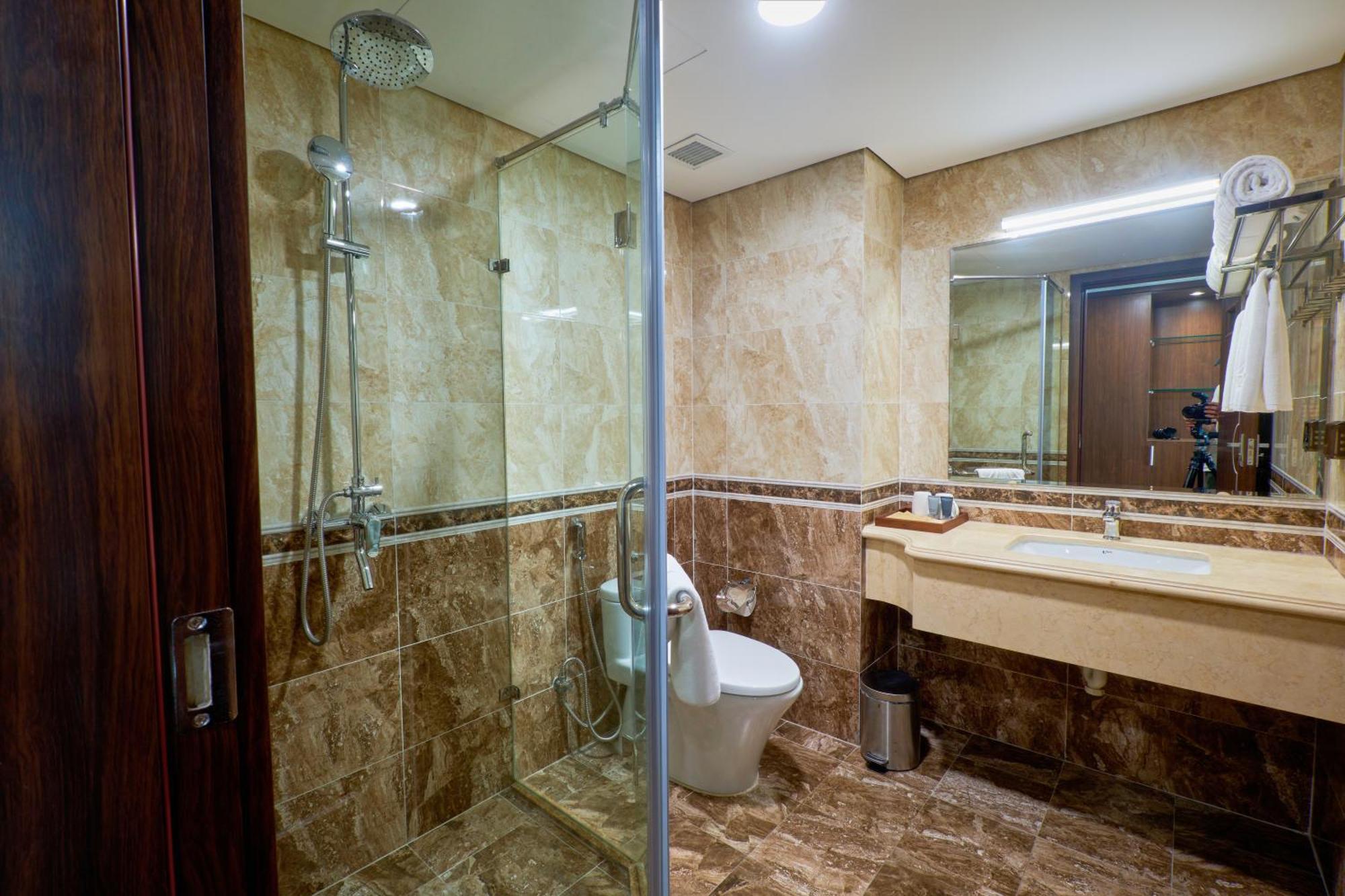 Netland Westlake Legacy Suites Hanoi Bagian luar foto